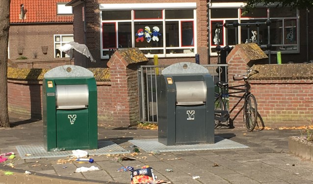 Meeuwen zijn gek op de inhoud van vuilniszakken. Gescheiden afval inzamelen daar doet deze vuilaanbieder nog niet aan. | Foto: CvdS.