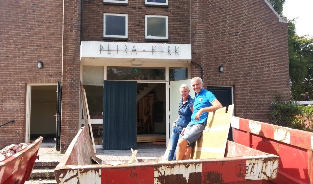 Huibert en Reina zijn druk met de verbouwing van De Petrakerk tot hun Bed & Breakfast. | Foto: CvdS.