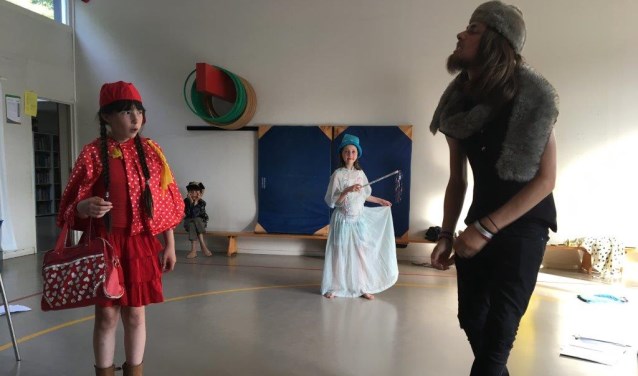 Een repetitie van 'Sneeuwwitje en de rest' met Fiene in het midden op de achtergrond. | Foto: PR