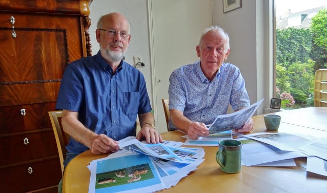Haro en Jan buigen zich over de drukproeven van hun boek.