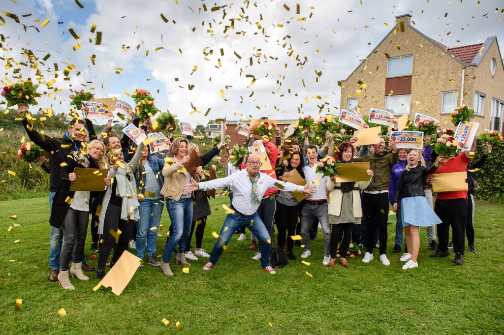 Winnaars uit Katwijk worden verrast door Postcode Loterij ambassadeur Gaston Starreveld met de PostcodeStraatprijs-cheque.