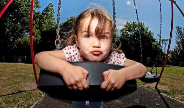 Onbezorgd spelen in de speeltuin dankzij Europa Kinderhulp.