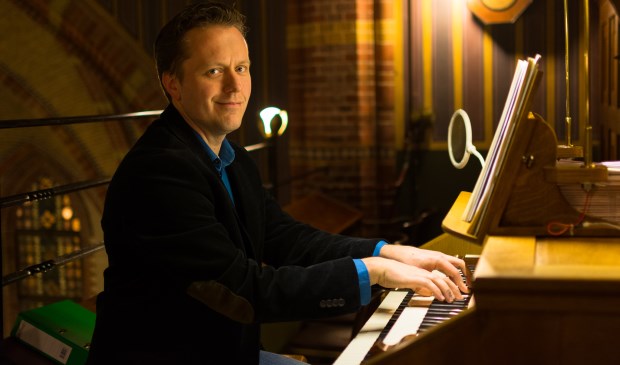 Organist Cor de Vries.