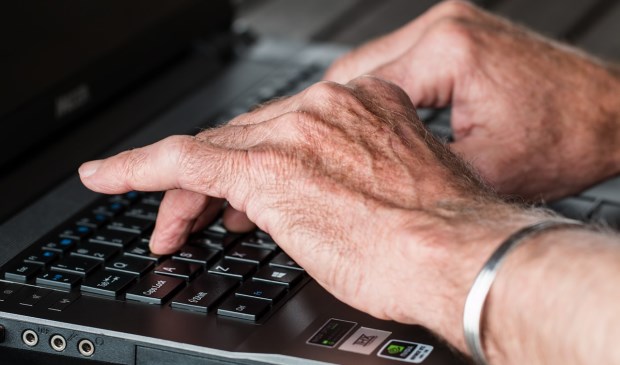 Wie niet overweg kan met computer en internet, raakt steeds verder achterop in de wereld. Met een cursus van de bieb krijgt u de beginselen onder de knie.