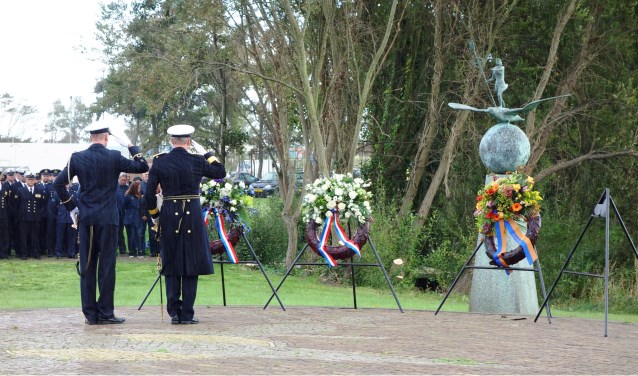 Kranslegging bij het monument 'Voor hen die vielen'.
