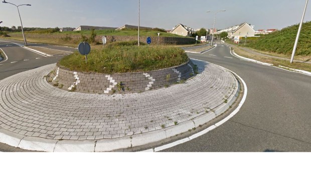 De rotonde op de Westerbaan ter hoogte van de Zeewinde wordt geadopteerd.
