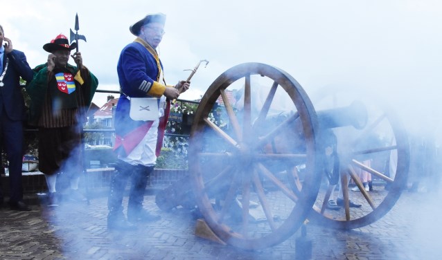 Met een gigantische knal, gevolgd door nog vier, werd Open Monumentendag geopend. | Foto: Piet van Kampen