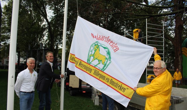 De oude vlag was aan vernieuwing toe. Frank Brouwer (l), Anne de Jong en Ad van Lierop (r) hijsen de nieuwe in top. | Foto: Annemiek Cornelissen