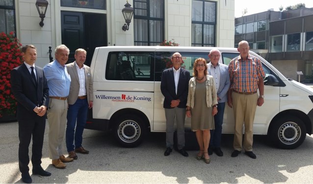 In juni ondertekenden de wethouders van de zes gemeenten nog het nieuwe contract voor leerlingenvervoer in de Duin- en Bollenstreek. Uit onderzoek van RTL Nieuws blijken in de aanbesteding gegevens van leerlingen openbaar te zijn.