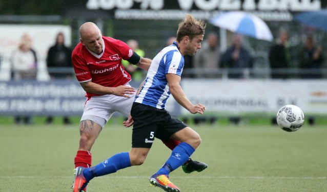 Joey Ravensbergen passeert Nick Coster van DOVO. | Foto: OrangePictures