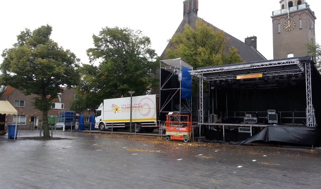 Het Castellumplein lag er woensdagochtend troosteloos bij. Door de zware storm werd de Paardenmarkt afgelast. | Foto: CvdS.