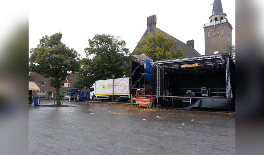 Het Castellumplein lag er woensdagochtend troosteloos bij. Door de zware storm werd de Paardenmarkt afgelast. | Foto: CvdS.