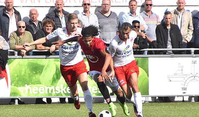 Joey Lauhouh probeert twee Noordwijkers van zich af te schudden. | Foto: PR