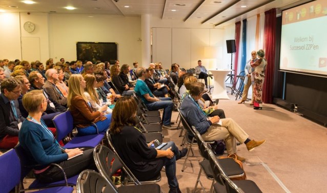 Angèle Magré trad op als gastvrouw van de thema-avond. Wethouder Wendelien Tönjann vertelde dat de gemeente Oegstgeest haar ZZP-ers graag in beeld houdt. | Foto Wil van Elk