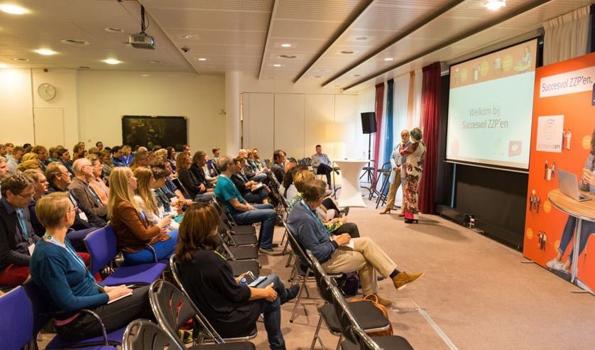 Angèle Magré trad op als gastvrouw van de thema-avond. Wethouder Wendelien Tönjann vertelde dat de gemeente Oegstgeest haar ZZP-ers graag in beeld houdt. | Foto Wil van Elk