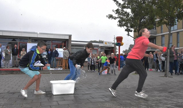 Naast de fruitdag, wordt er nu ook water op scholen gedronken, in plaats van suikerhoudende sapjes. | Foto: PvK.