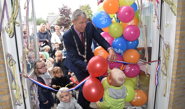 Burgemeester Visser kreeg hulp van Jim om het nieuwe onderkomen officieel te openen. | Foto: Piet van Kampen.