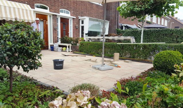 Johan Klaassen kreeg de tegels in de tuin van zijn vrouw, die het groenonderhoud zat was. | Foto: EvdV