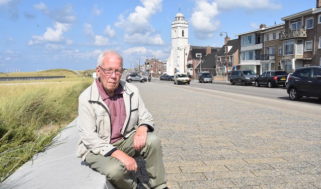 Ben Kalshoven op de Boulevard met de Witte Kerk.