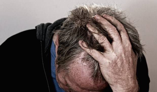 Bij een bipolaire stoornis wisselen manies en depressies elkaar af.