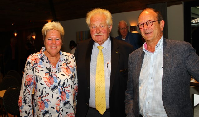 Astrid Verkerk, bestuursvoorzitter Joost Kuurman en wethouder Adri de Roon bij Verkerks afscheid.