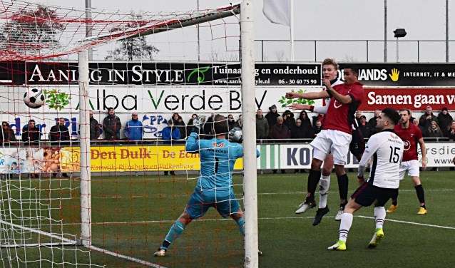 Ivaillo Staal (midden) kopt de 1-0 binnen.