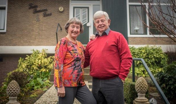 Jenny en Henny zetten als een van de eerste een handtekening onder het huurcontract voor een luxe serviceappartement in Calla.