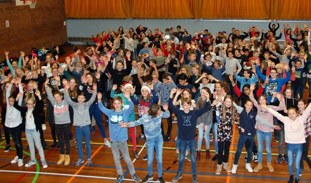 Leerlingen van het Rijnlands Lyceum zijn blij met de grote opbrengst van actie Paardekracht. | Foto PR