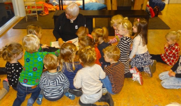 Gastdocent Betty Swart van het Wereld Natuur Fonds las de peuters voor bij Skol.