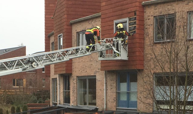 In Poelgeest moest de brandweer te hulp schieten om verdere stormschade aan een gevel te voorkomen. | Foto Frank Dankers