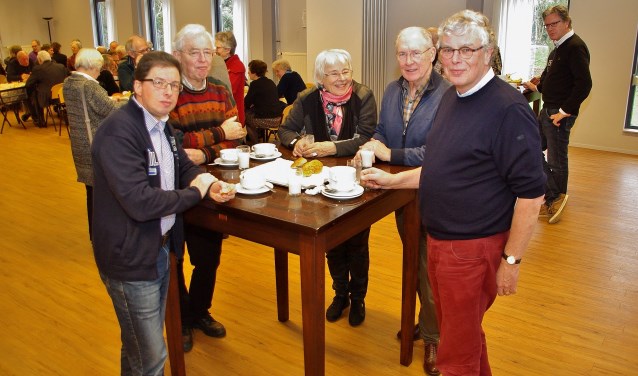 In Willibrords Erf wisselden vrijwilligers bij een heerlijke lunch ervaringen uit. | Foto Willemien Timmers