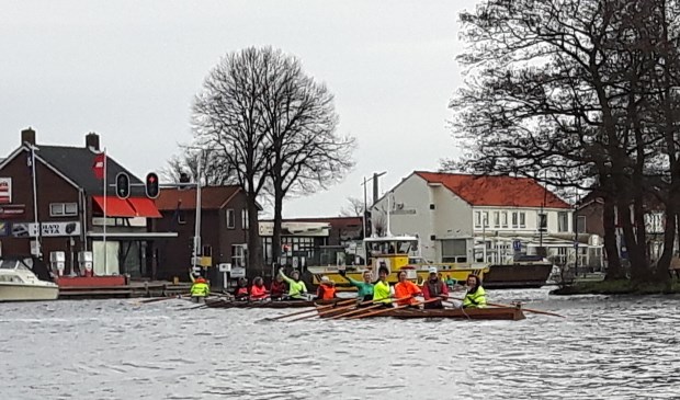De roeiers heen-en-weerden over de Ringvaart omdat de harde wind een oversteek van de Kaag onmogelijk maakte.
