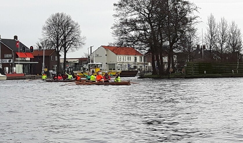 De roeiers heen-en-weerden over de Ringvaart omdat de harde wind een oversteek van de Kaag onmogelijk maakte.