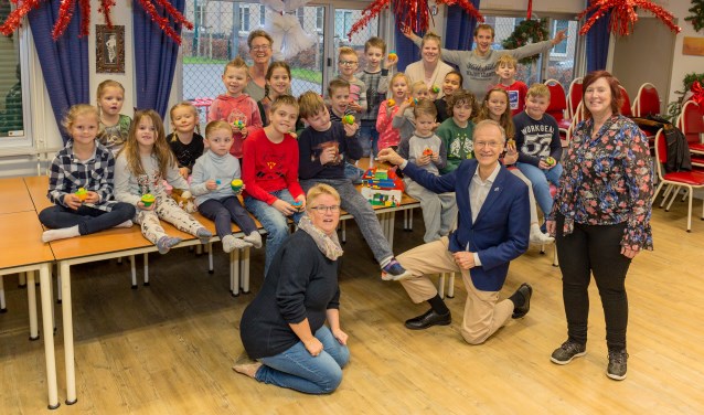 Wethouder Jan Nieuwenhuis legt laatste steen van 'De Kratong'. | Foto Wil van Elk