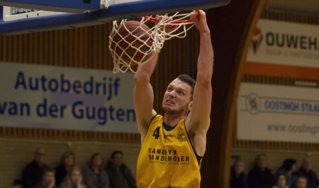 Het publiek kon genieten van drie dunks van Sjoerd van Vilsteren. | Foto: Wim Kulk