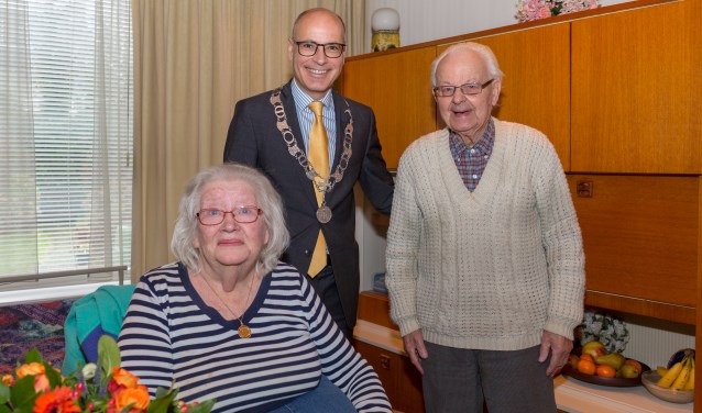 Burgemeester Emile Jaensch feliciteerde het echtpaar met de bereikte mijlpaal. | Foto Wil van Elk