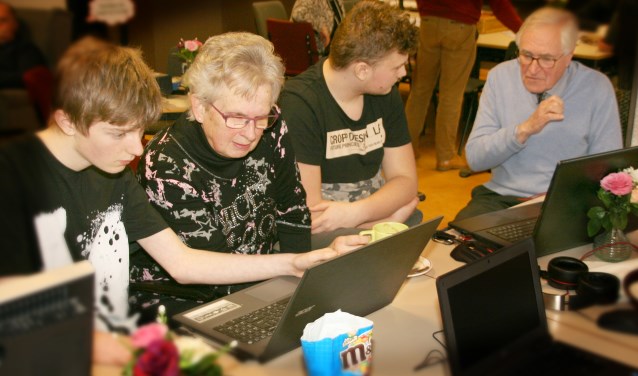 Geduldig wordt uitgelegd hoe je bijvoorbeeld zelf een reis boekt of een hotel uitzoekt. | Foto: Diana Maas