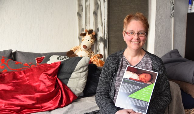 Ingrid Fu met de poster van de inzamelactie.