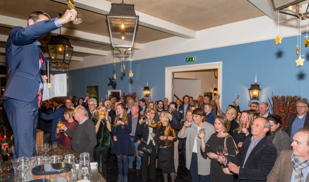 Voorzitter Mark Cremers proost samen met de leden van PVOO op een voorspoedig 2018. | Foto Wil van Elk