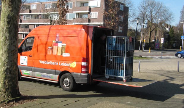 Aan het eind van de dag worden de kratten opgehaald door de Leidse voedselbank.