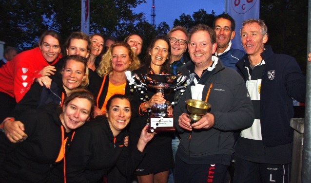 Frits Huffnagel te midden van de winnende teams. | Foto Willemien Timmers