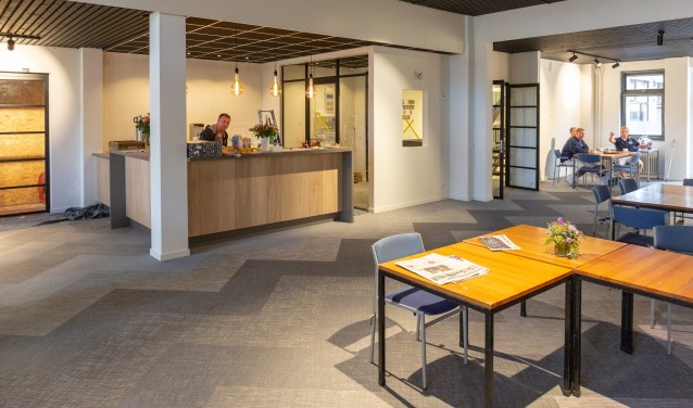 Het vernieuwde Dorpscentrum gaat straks laagdrempelige gesprekken organiseren aan de leestafel in de nieuwe centrale ontmoetingsruimte.