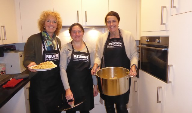 Van links naar rechts: Christina Osinga, kok van de avond Maria, Els Troch. | Foto en tekst: Ina Verblaauw