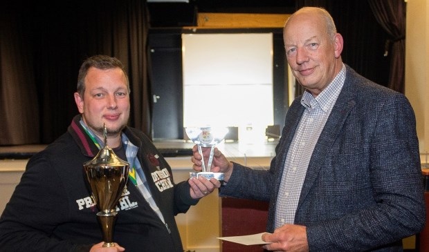 Kampioen Jeroen Schulte ontvangt uit handen van voorzitter Kees van Velzen de trofeeën. | Foto: pr..