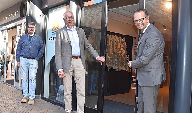 Wethouder Jacco Knape (links) en Piet de Vries voor de pop-upstore van Katwijk van Oranje aan de Taatedam.
