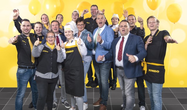 Ondernemer Peter de Jong en zijn Oegstgeester Jumbo-team. | Foto PR