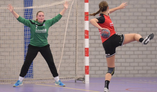 De goedkeepende Anne de Vries in actie. | Foto: pr.