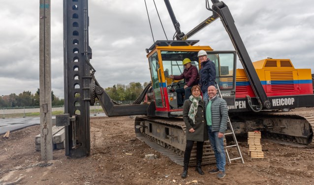Leo Keijzer, vader van Brenda Keijzer, in de cabine van de heimachine met Cor van Haastrecht naast hem, vader van Jorg van Haastrecht, sloegen symbolisch de eerste paal.