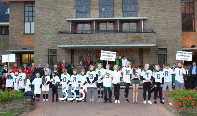 Jeugdleden van de Katwijkse schaatsclubs voerden actie voor het gemeentehuis voor een 333 meter baan.