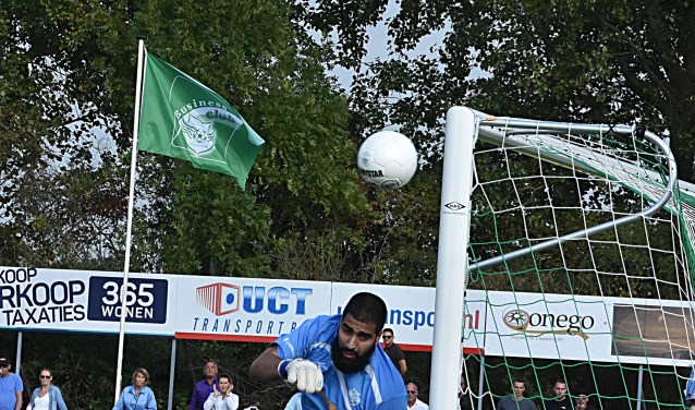 Doelman Amerzine ziet de bal voor de zoveelste keer net naast gaan. | Foto: Piet van Kampen